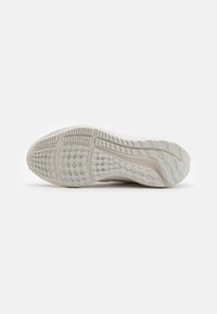 Weiße Sport schuh sohle mit strukturiertem gummi für grip, ausgestattet mit einem profilmuster aus quadraten und rechtecken. Helle farbe mit glatten kanten.