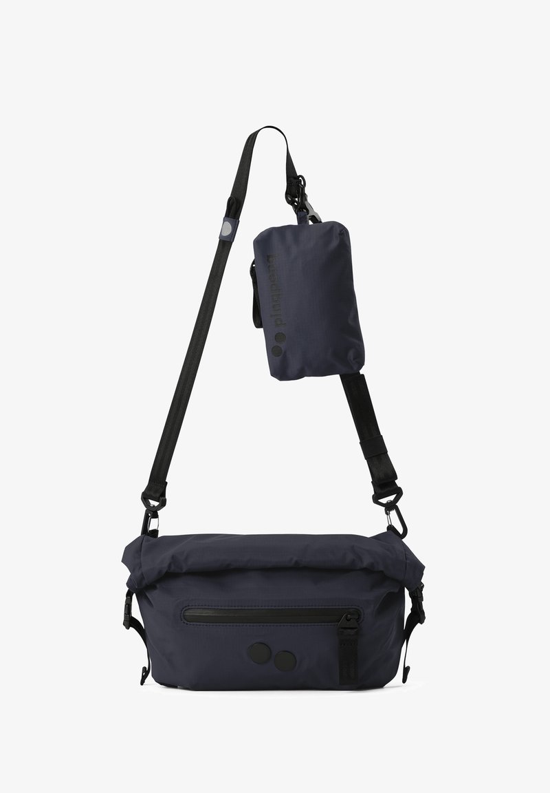 Marineblaues wasserdichtes Crossbody-Bag mit verstellbarem Riemen, ausgestattet mit einem Rolltop-Verschluss, einer vorderen Reißverschlusstasche und einem abnehmbaren Aufbewahrungsbeutel.