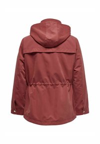 Giacca leggera rossa con cappuccio, vita cinchata e bottoni a pressione. Presenta una texture liscia e un yoke posteriore per un design aggiuntivo.