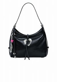 Schwarze Ledertasche mit geschwungener Form, silberner herzförmiger Beschläge und dekorativer Kette mit rosa Herzanhänger.