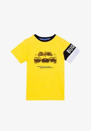 Maglietta gialla a maniche corte con colletto nero, schizzo di un'auto sportiva nera e testo "Tourbillon" sul davanti, banda bianca e nera sulla manica con testo "BUG".