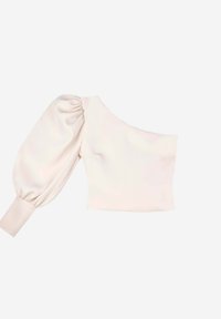 Top asimétrico de un solo hombro en satén beige claro, con una manga abullonada con detalles fruncidos y un cuerpo ajustado.