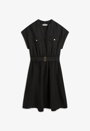 Sort kortærmet kjole med bælte, V-hals, to brystlommer med guldknapper og en udsvinget nederdel.