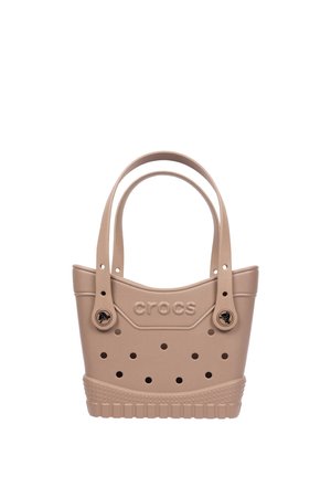 Beige Crocs tote taske med to håndtag, cirkulære ventilationshuller og præget Crocs-logo foran i midten.