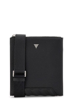 Schwarze Geldbörse aus strukturiertem Leder, mit einem silbernen Logo, Reißverschluss und einem verstellbaren Riemen mit einem gemusterten Akzent am Ansatz.