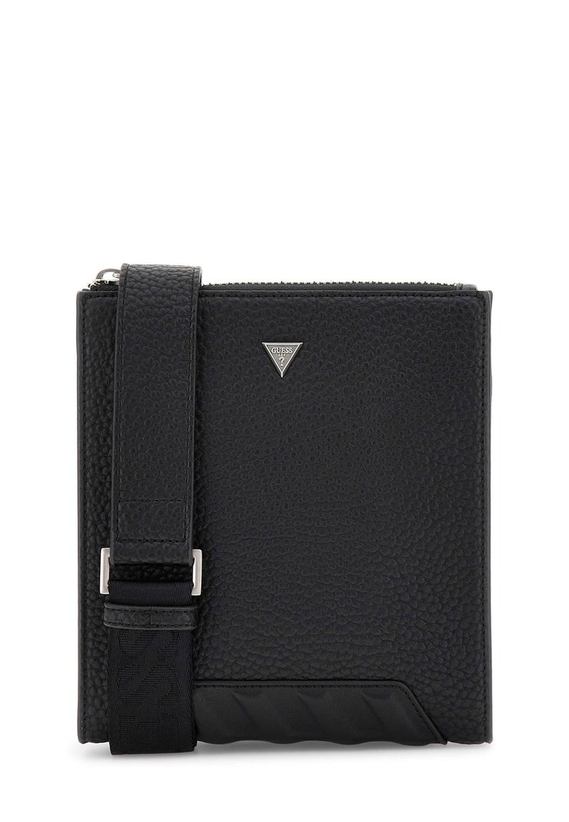 Czarny portfel z teksturowanej skóry, ozdobiony srebrnym logo, zamkiem błyskawicznym oraz regulowanym paskiem z wzorzystym akcentem u podstawy.