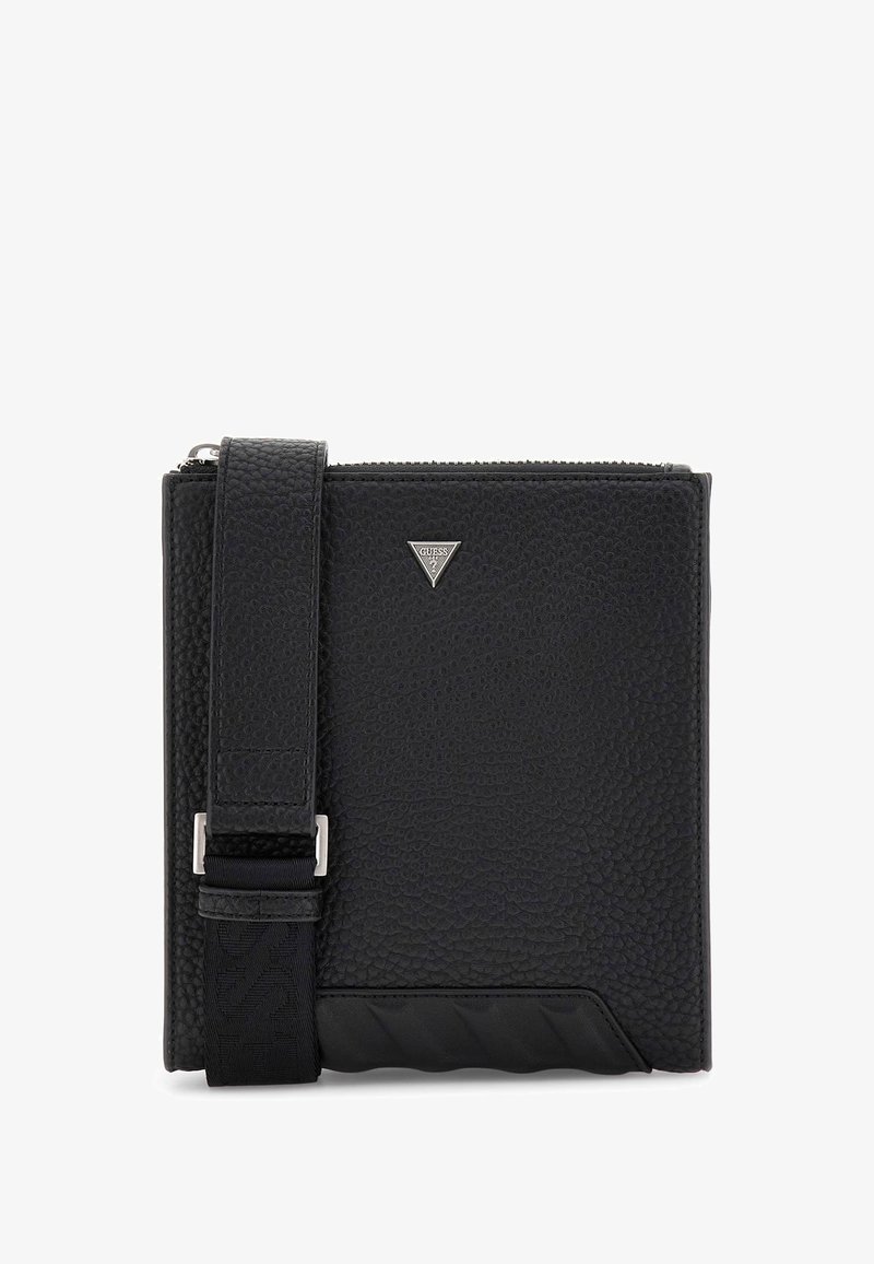 Czarny portfel z teksturowanej skóry, ozdobiony srebrnym logo, zamkiem błyskawicznym oraz regulowanym paskiem z wzorzystym akcentem u podstawy.