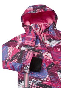 Chaqueta impermeable multicolor con una mezcla de patrones en rosa, azul y negro, capucha y bolsillos con cremallera, además de un forro interior suave.