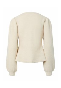 Cremefarvet ribstrikket sweater med lange, puffede ærmer. Figursyet krop og udvidet kant skaber en struktureret silhuet. Blød tekstur, minimalistisk design.