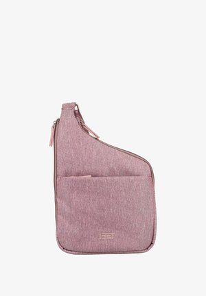 Sac à épaule en tissu rose avec un design asymétrique unique, fermeture éclair, poche avant et un subtil détail de logo. Matériau à texture douce.