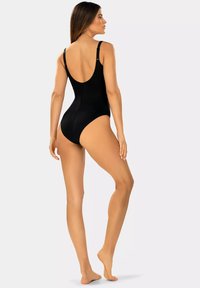Czarny jednoczęściowy strój kąpielowy z grubymi ramiączkami, niskim dekoltem z tyłu oraz wysokim wycięciem na nogi. Gładki materiał o matowym wykończeniu.