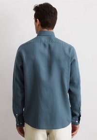 Långärmad skjorta i en dämpad teal-färg, tillverkad av texturerat tyg, med en knappad manschett och en klassisk krage, i rak passform.