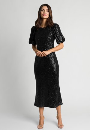 Czarna sukienka z cekinami o dopasowanym kroju, krótkich bufiastych rękawach i długości do kolan. Gładka faktura z błyszczącym wykończeniem.