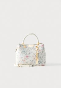 Bolso blanco con patrón floral en rosa y azul. Cuenta con asa trenzada y herrajes dorados con charm. Incluye correa de hombro desmontable.