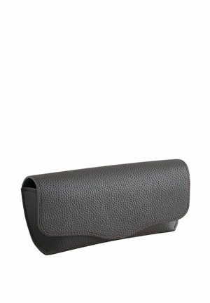 Mustast tekstureeritud nahast prillikarp kõverdatud klapiga, mis on mõeldud retseptiprillide või päikeseprillide kaitsmiseks ja hoiustamiseks.