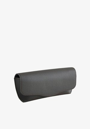 Mustast tekstureeritud nahast prillikarp kõverdatud klapiga, mis on mõeldud retseptiprillide või päikeseprillide kaitsmiseks ja hoiustamiseks.