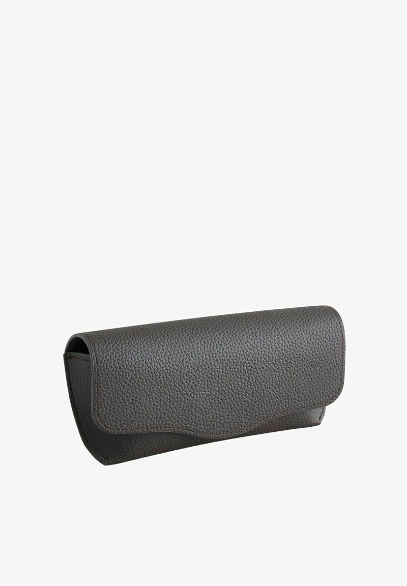 Sort tekstureret læderbrilleetui med bøjlet flaplukning, designet til at beskytte og opbevare receptbriller eller solbriller.