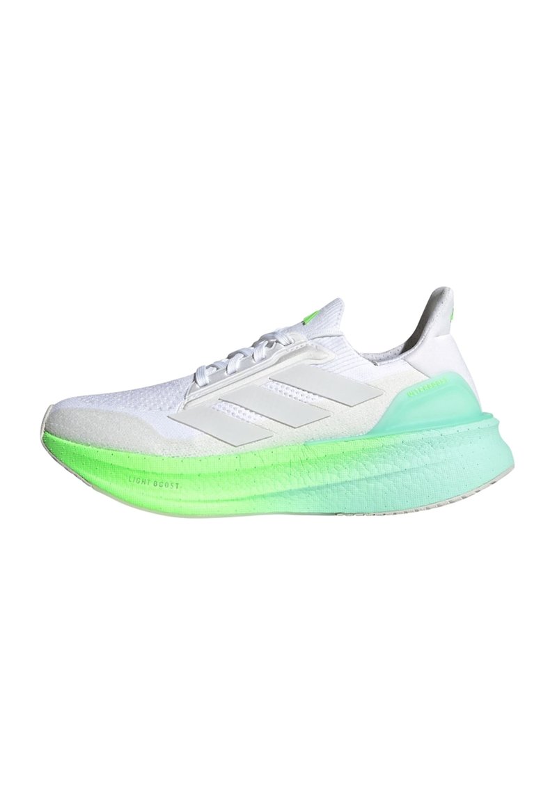 Weißer Sportschuh mit einem strukturierten Mesh-Obermaterial, einem grünen Verlauf im Zwischensohlenbereich und drei weißen Streifen an der Seite. Hat eine abgerundete Zehenpartie und eine gepolsterte Sohle.