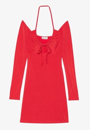 Piros, rugalmas anyagból készült ruha; hosszú ujjakkal, négyzet alakú dekoltázzsal és elöl megkötős részlettel rendelkezik.