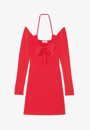 Czerwona sukienka z rozciągliwego materiału; posiada długie rękawy, kwadratowy dekolt z marszczeniami oraz wiązanie z przodu.