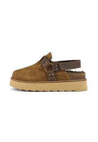 Scarpa slip-on in camoscio marrone con suola chunky beige, dotata di una fascia in pelle con dettagli in metallo e fodera in pelliccia sintetica.