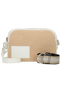Borsa a tracolla rettangolare intrecciata color beige con rifiniture bianche, chiusura con zip, tracolla staccabile bianca e nera con fibbia argentata accanto.