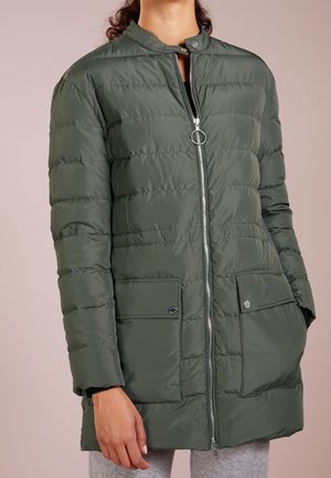 Doudoune vert olive avec col montant, fermeture éclair à l'avant, deux poches avant, design matelassé et texture douce.