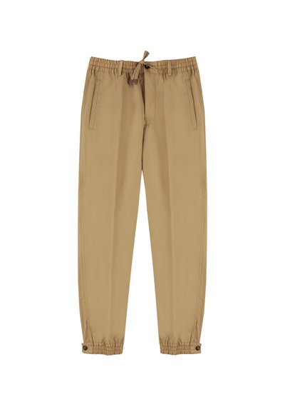 Beżowe spodnie typu cropped wykonane z gładkiego materiału, z elastycznym paskiem w talii i sznurkiem, kieszeniami bocznymi oraz zwężającymi się nogawkami z guzikami.