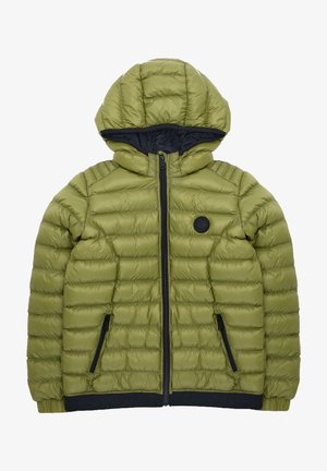 Doudoune vert olive avec capuche, présentant une texture matelassée, des poches zippées noires et un logo circulaire sur la poitrine.