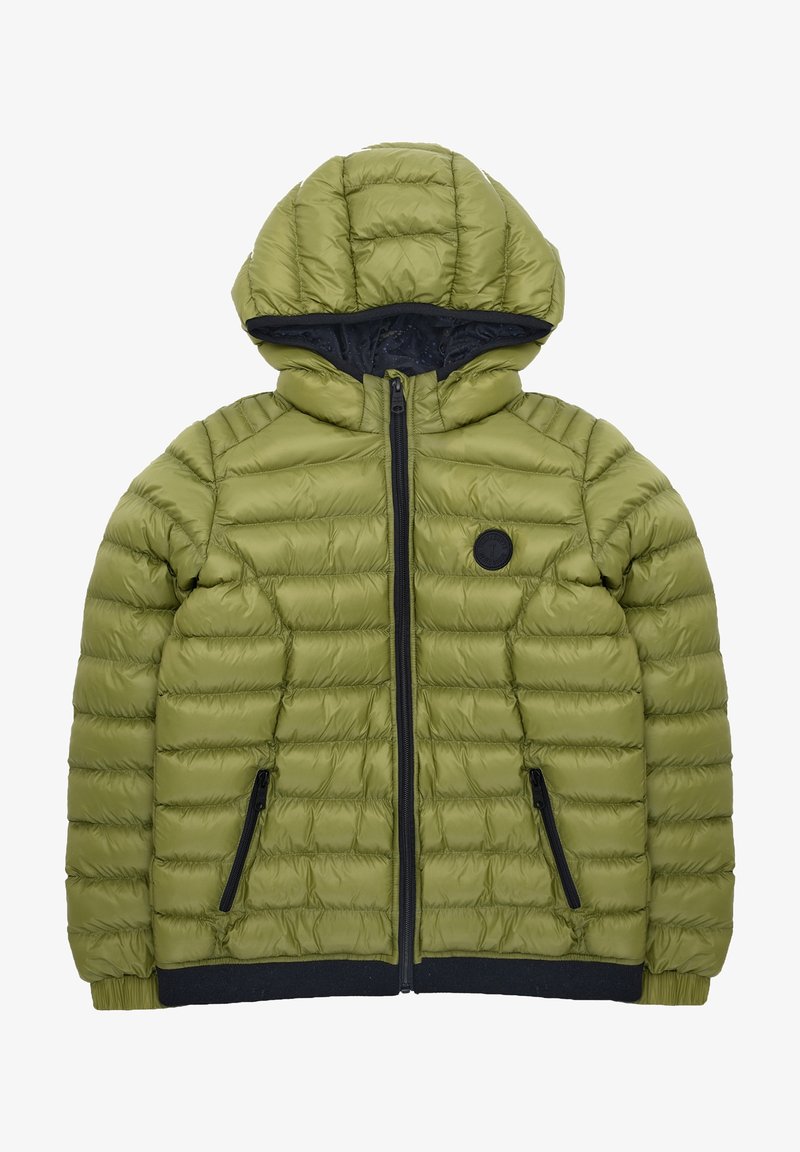 Doudoune vert olive avec capuche, présentant une texture matelassée, des poches zippées noires et un logo circulaire sur la poitrine.