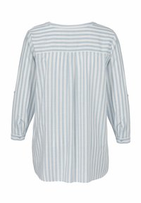 Helle blau-weiße gestreifte Bluse mit langen Ärmeln, lockerer Passform, knöpfbaren Manschetten und einem Rückenschlitz für zusätzliche Details.
