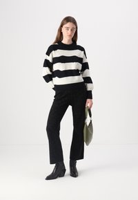 Guess SERENA - Džemperis - cream/black