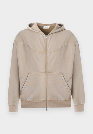 Μπεζ φούτερ με κουκούλα και φερμουάρ μπροστά, με τσέπες και rib μανσέτες και τελείωμα, εμφανίζεται σε λευκό φόντο.