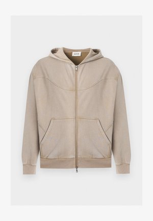 Μπεζ φούτερ με κουκούλα και φερμουάρ μπροστά, με τσέπες και rib μανσέτες και τελείωμα, εμφανίζεται σε λευκό φόντο.