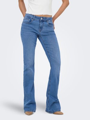 ONLY, FLARED FIT JEANS ONLPHOEBE NIEDRIGE TAILLE FLARED JEANS - Traperice krojene za nošenje s čizmama - light blue denim