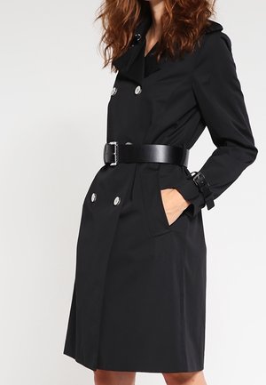 Sort trenchcoat med bælte, dobbeltradet design, sølvknapdetaljer og sidelommer, med hætte og glat stoftekstur.