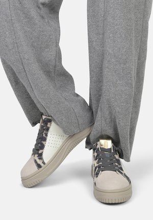 Sneakers caratterizzati da una combinazione di pelle bianca e camoscio grigio, dettagliati con lacci grigio scuro, un accento dorato sul tallone e motivi testurizzati.