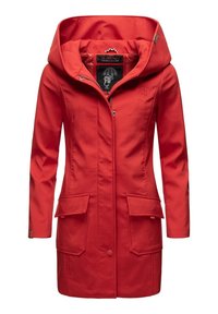 Chaqueta impermeable roja con cremallera frontal, grandes bolsillos y capucha. Textura suave con un ligero brillo; incluye detalle de logo bordado.