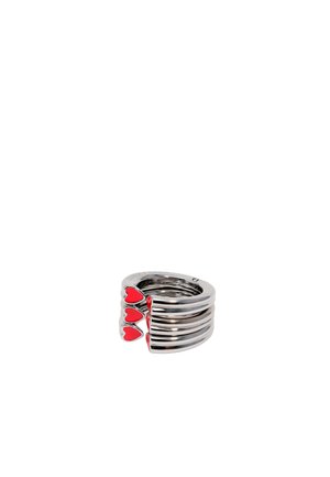 Anillo apilable en tono plateado con un acabado liso y pulido, adornado con acentos de corazón rojo en un lado. Diseño compacto y redondeado con textura brillante.