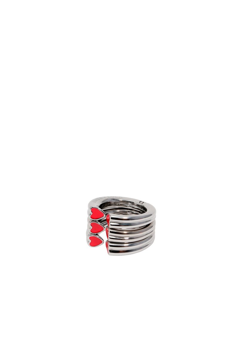 Anello impilabile in tonalità argento con una finitura liscia e lucida, caratterizzato da cuori rossi su un lato. Design compatto e arrotondato con texture lucida.