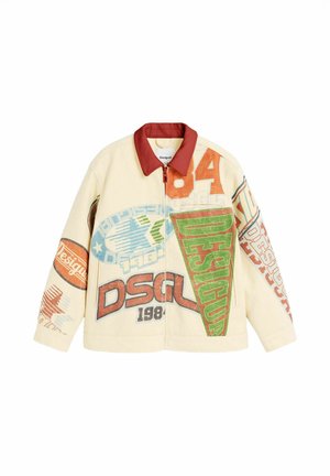 Veste en cuir avec col rouge présentant des textes graphiques colorés et des chiffres comme « DESIGUAL », « DSGL » et « 84 » dans des styles bloc et vintage.