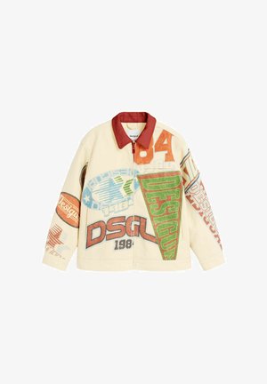 Veste en cuir avec col rouge présentant des textes graphiques colorés et des chiffres comme « DESIGUAL », « DSGL » et « 84 » dans des styles bloc et vintage.