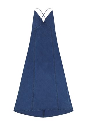 Blå denim ermeløs kjole med V-hals og tynne, kryssede stropper bak, utvidet A-linje silhuett og synlige sømdetaljer.