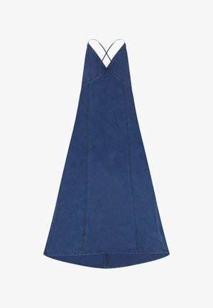 Rochie din denim albastru fără mâneci, cu decolteu în V și bretele subțiri încrucișate pe spate, siluetă evazată în linie A și detalii vizibile ale cusăturilor.