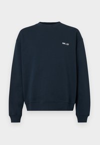 Sweat-shirt bleu marine col rond, manches longues, poignets et ourlet côtelés, avec petit logo blanc "NN.07" sur la poitrine gauche.