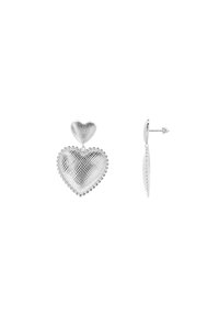Orecchini a forma di cuore in argento con una finitura testurizzata, caratterizzati da un cuore più piccolo in cima e dettagli a forma di perla lungo i bordi.