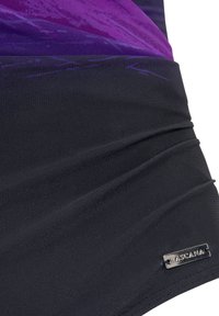 Costume da bagno nero con dettagli viola, caratterizzato da una texture arricciata, tessuto liscio e un'etichetta metallica del marchio che mostra "LASCANA."