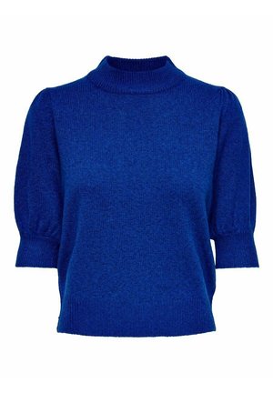 Niebieski dziergany sweter z krótkim rękawem, z wysokim prążkowanym kołnierzem i bufkami zakończonymi prążkowanymi mankietami.