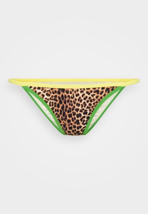 Costume da bagno inferiore a stampa leopardata con bordi verdi e gialli. Realizzato in tessuto elasticizzato e liscio, presenta fasce laterali sottili e un design a vita bassa.