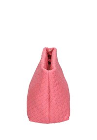 Borsa a mano rosa intrecciata a forma triangolare, con una finitura testurizzata e chiusura con zip nella parte superiore. Nessun hardware visibile.